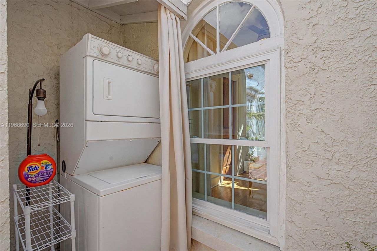 3233 Crystal Ct, Miami, FL 33133 Photo