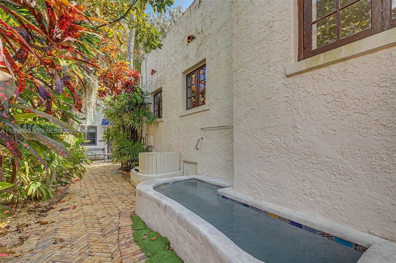 3233 Crystal Ct , Miami, FL 33133 Photo