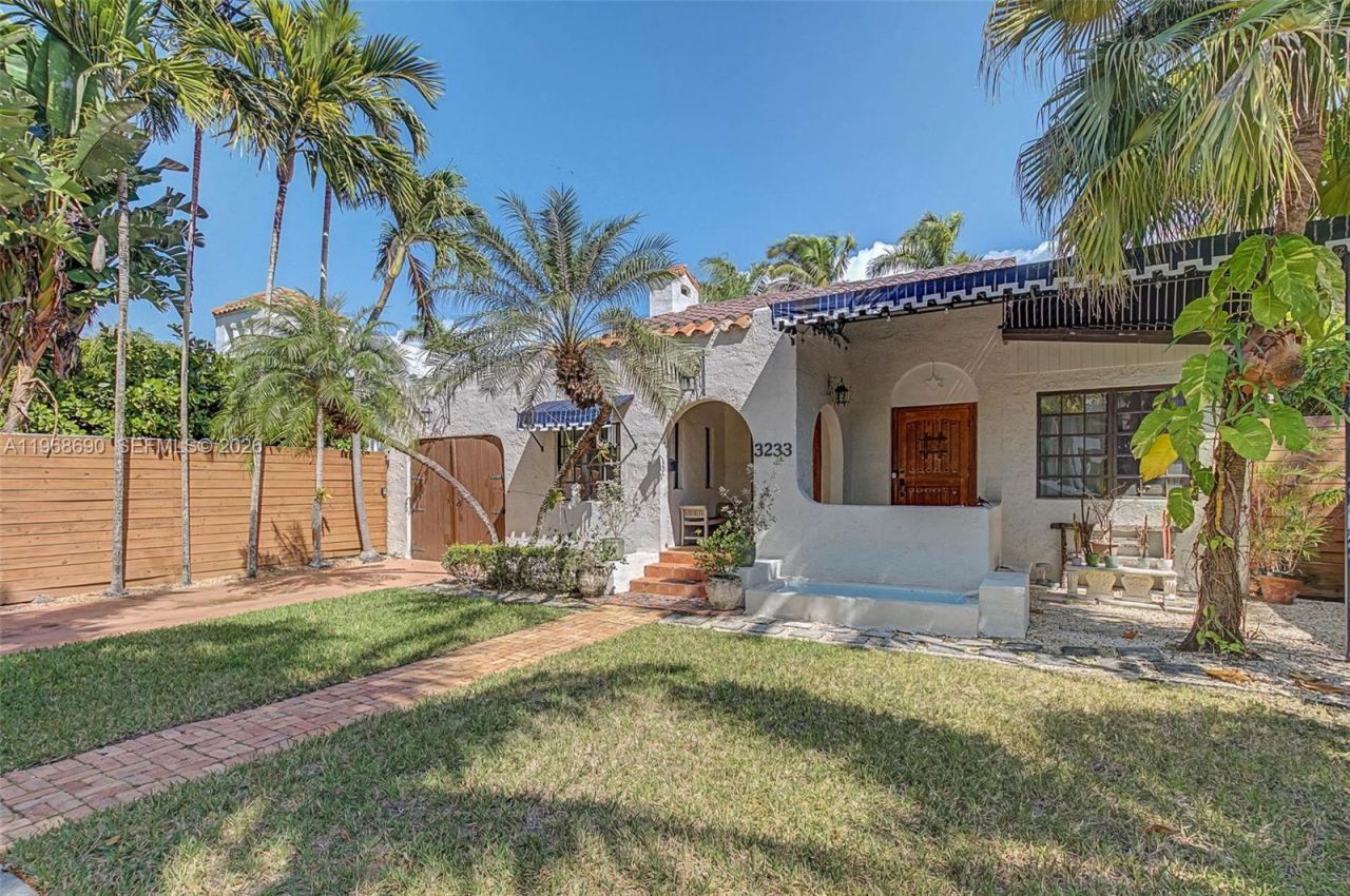 3233 Crystal Ct, Miami, FL 33133 Photo