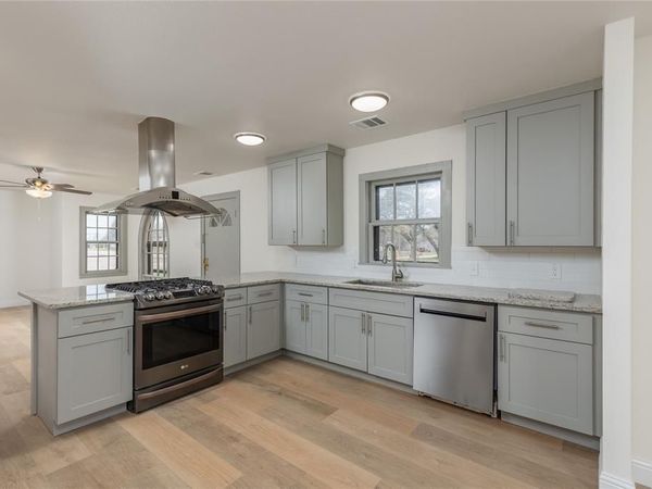 833 W Live Oak Street, Jacksboro, TX 76458