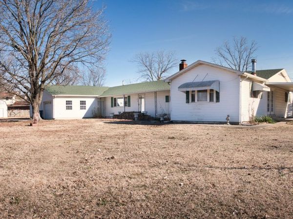 301 E Church Avenue , Fairland, OK 74343