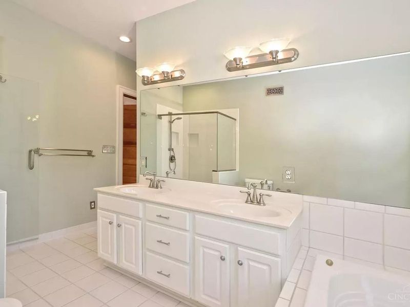 3565 Saint Charles Place, Cincinnati, OH 45208 Photo 14