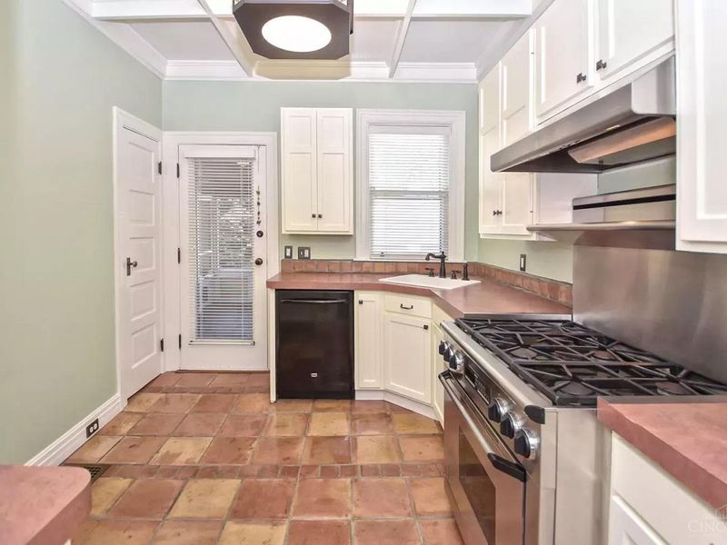 3565 Saint Charles Place, Cincinnati, OH 45208 Photo 8