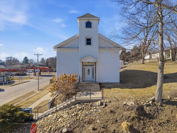 204 N 2nd Street, Le Claire, IA 52753