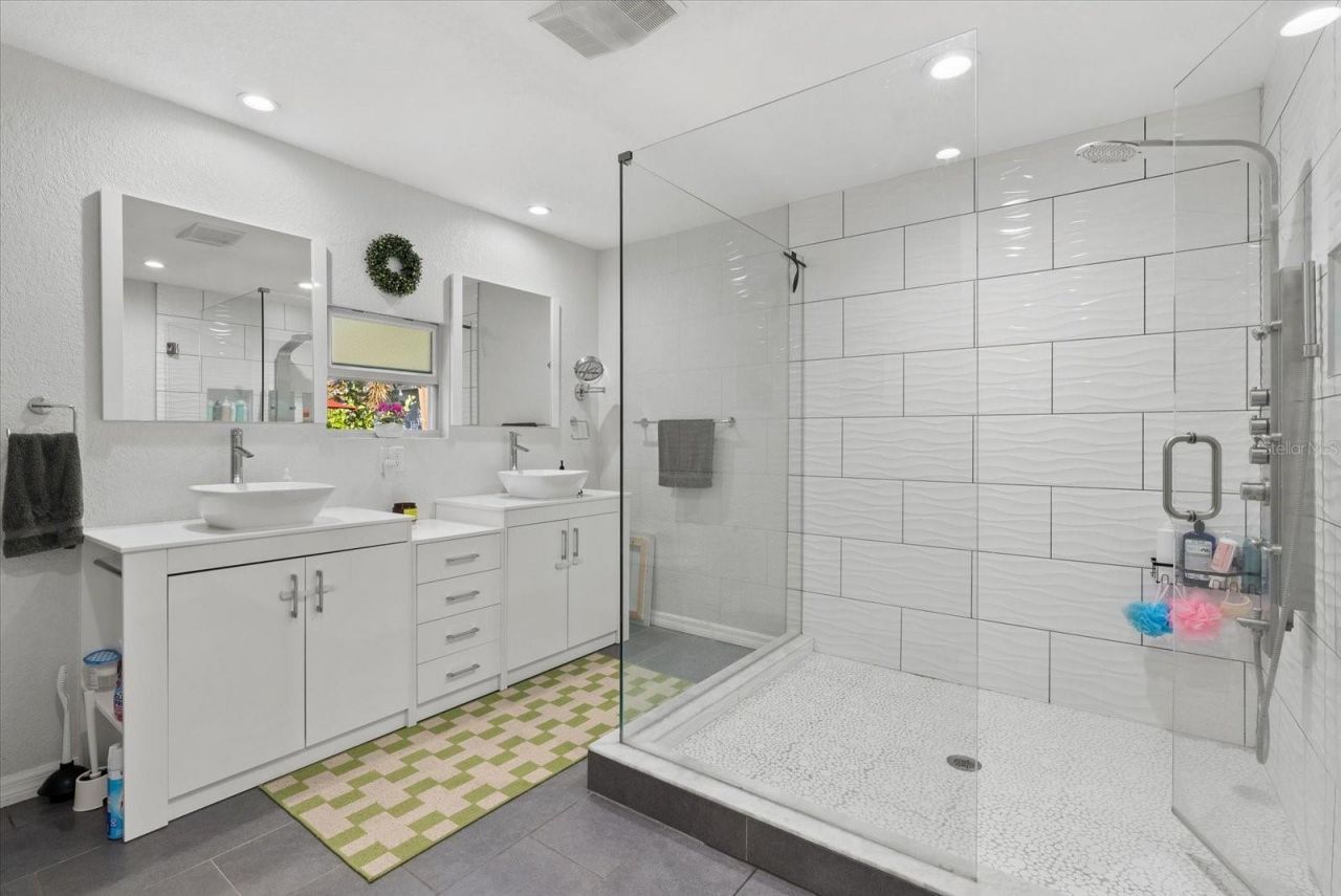 343 37th Avenue Ne, Saint Petersburg, FL 33704 Photo