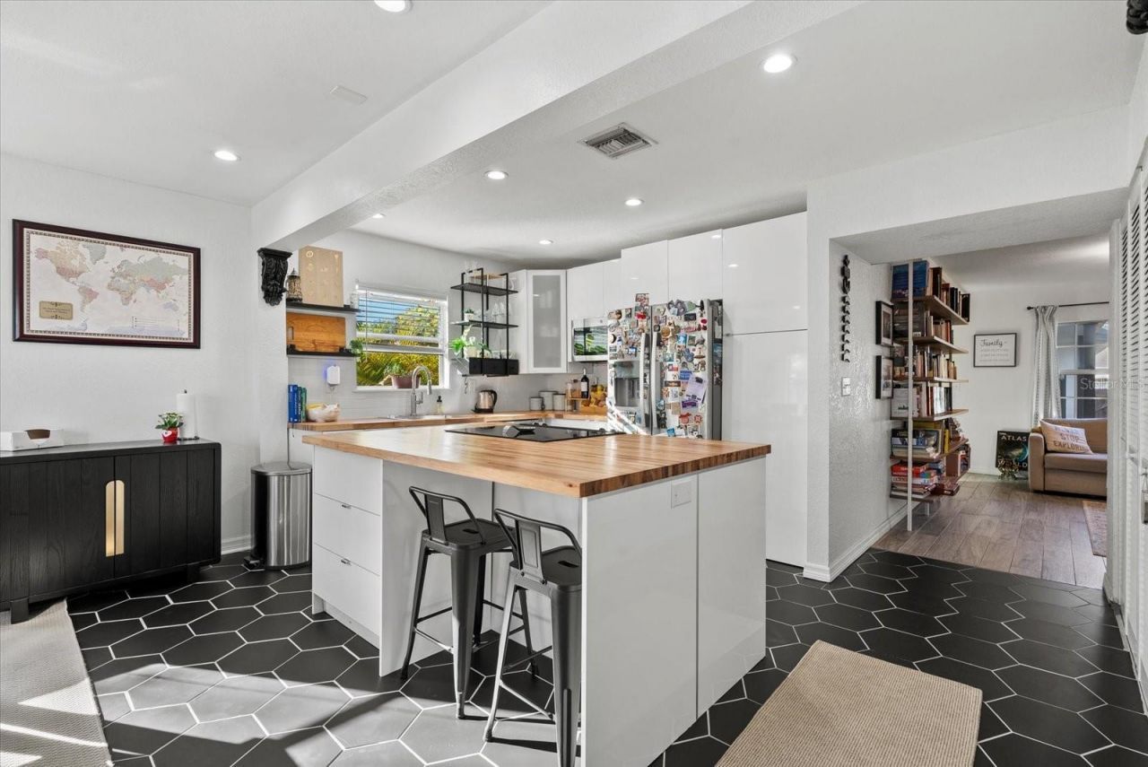 343 37th Avenue Ne, Saint Petersburg, FL 33704 Photo