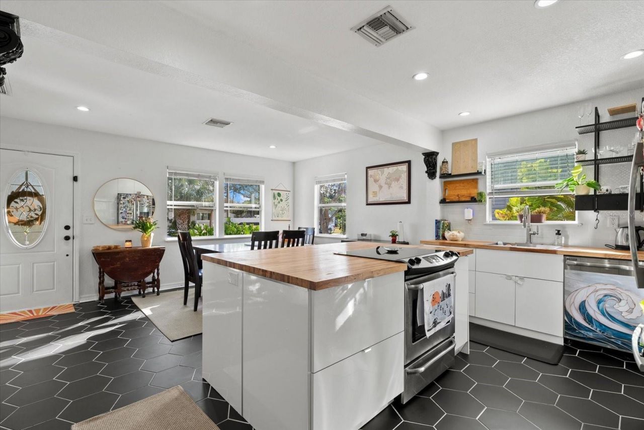 343 37th Avenue Ne, Saint Petersburg, FL 33704 Photo