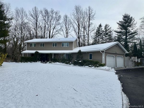 42 Hearthstone Drive , Dix Hills, NY 11746