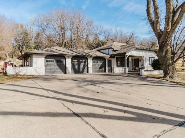 2811 MEMORIAL DR, Sioux City, IA 51103