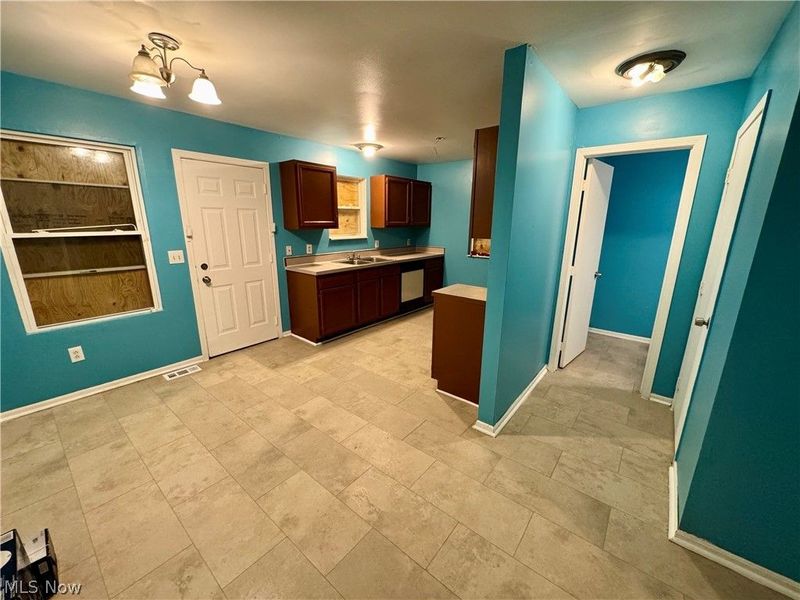 359 W Chalmers Avenue, Youngstown, OH 44511 Photo 5