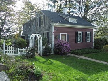 17 South Main St, Petersham, MA 01366