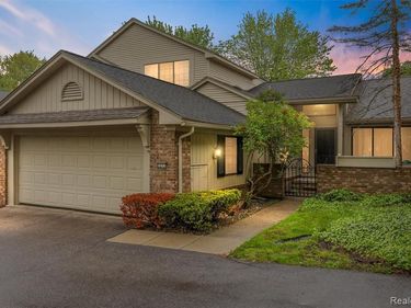 7273 Creeks Bend Court, West Bloomfield Twp, MI 48322
