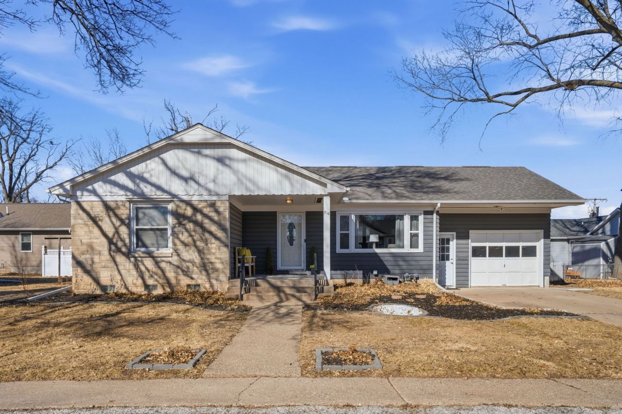 216 Central Drive, Eldridge, IA 52748 Main Photo