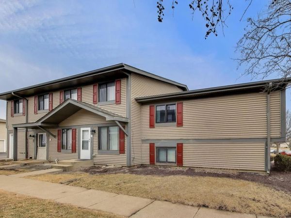 29W532 Winchester Circle, Unit 4, Warrenville, IL 60555