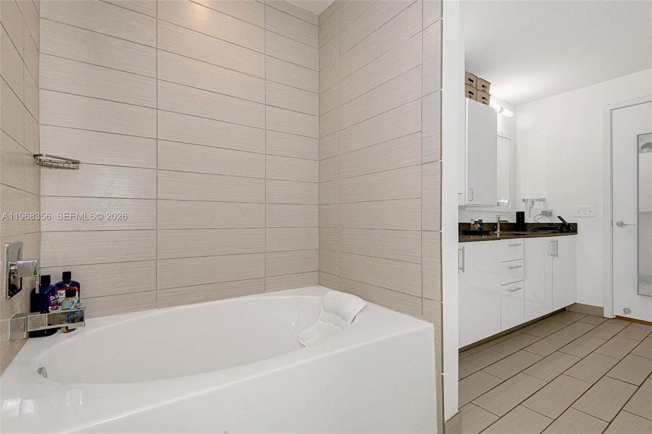 999 SW 1st Ave, Unit 3215, Miami, FL 33130 Photo