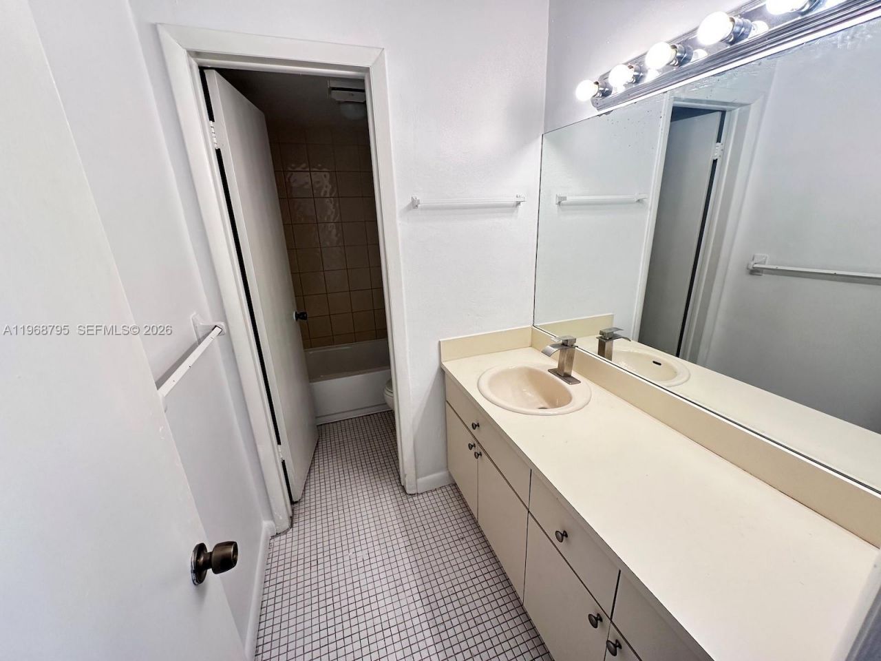 1990 W 56th St, Unit 1203, Hialeah, FL 33012 Photo