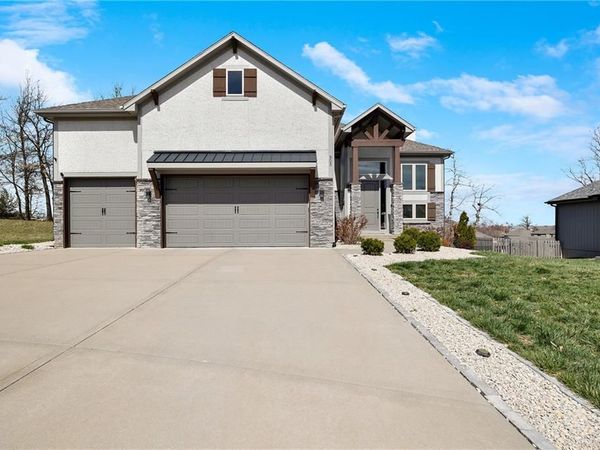 905 SE Wood Ridge Court, Blue Springs, MO 64014