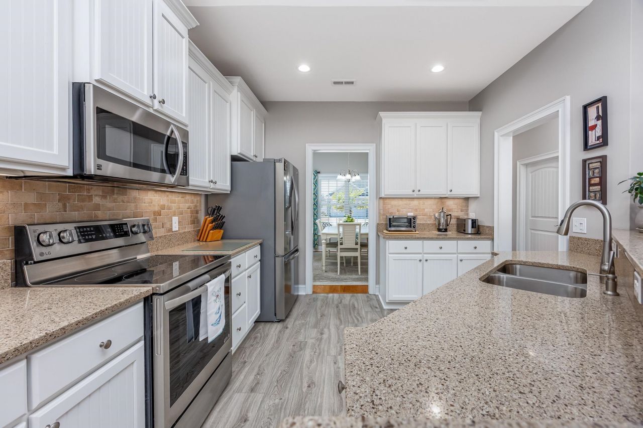 537 Hillsborough Dr. Photo 18