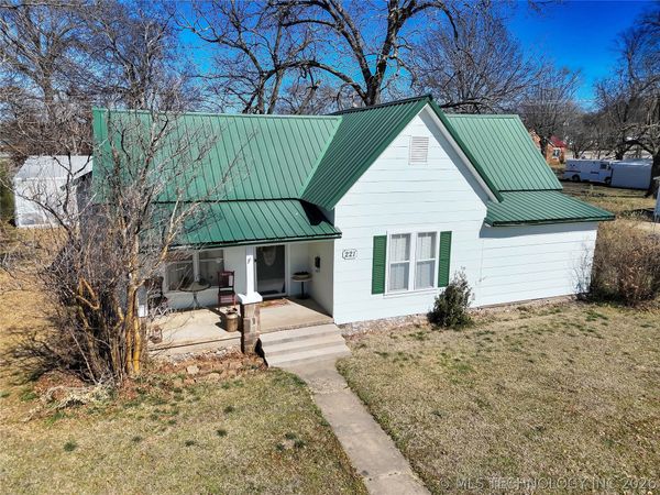 221 W Poplar Street, Stilwell, OK 74960