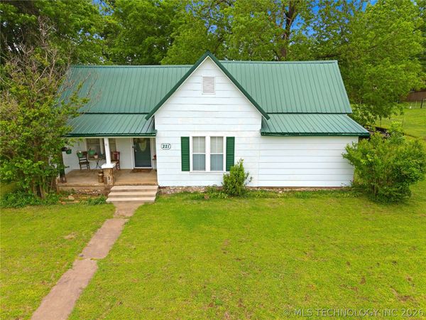 221 W Poplar Street, Stilwell, OK 74960