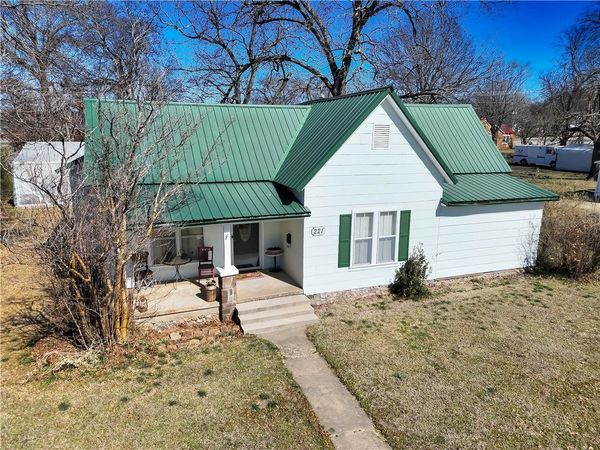221 W Poplar Street , Stilwell, OK 74960