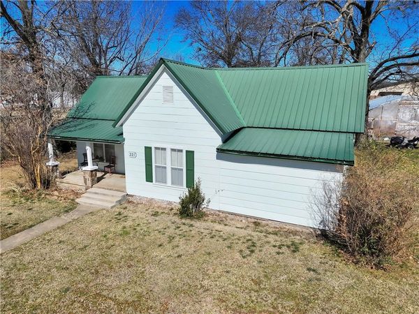 221 W Poplar Street , Stilwell, OK 74960