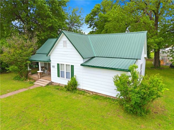 221 W Poplar Street, Stilwell, OK 74960