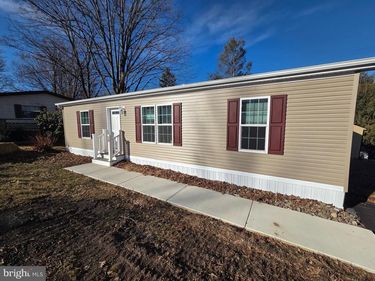 10 WOODEDGE DRIVE, QUAKERTOWN, PA 18951