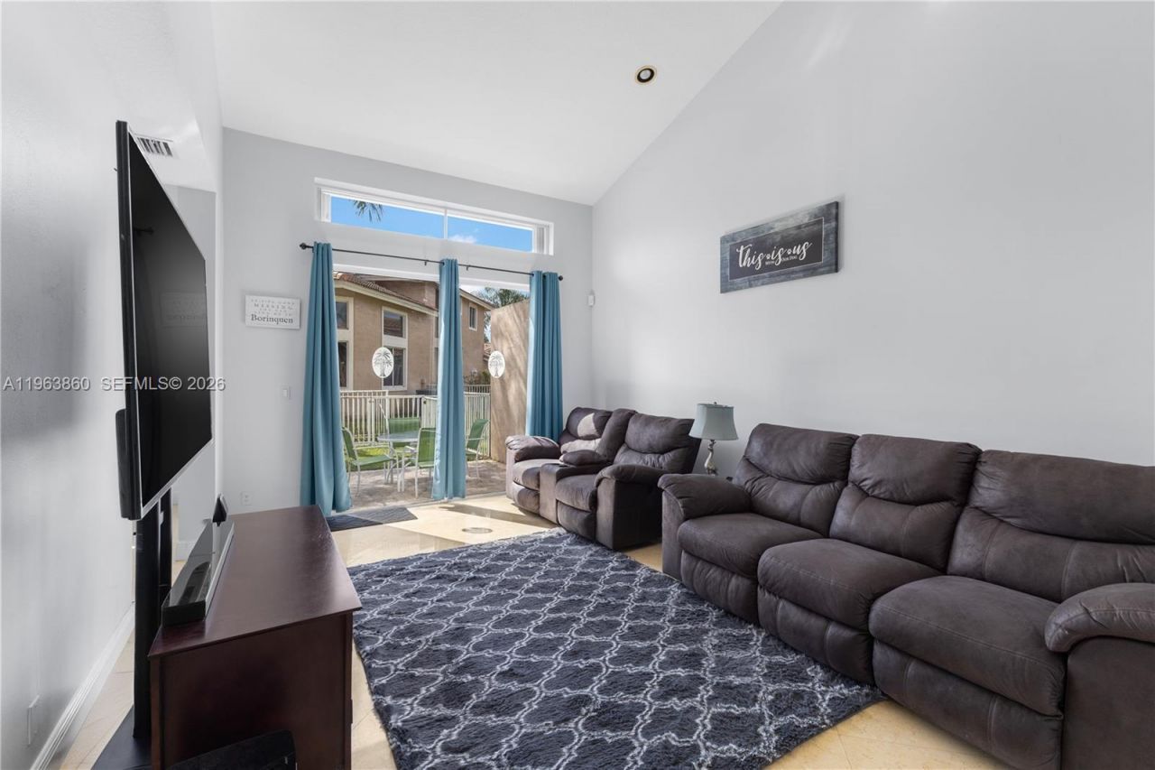 15832 SW 10th St, Pembroke Pines, FL 33027 Photo