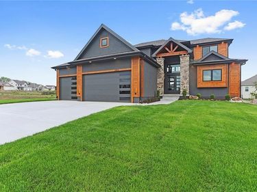 2033 SW Red Barn Road, Lee's Summit, MO 64082