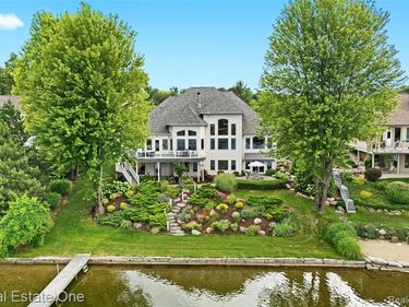 16048 Pine Bluff Court, Fenton Twp, MI 48430