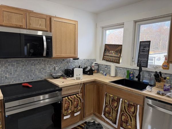 52 Quincy St, Holbrook, MA 02343