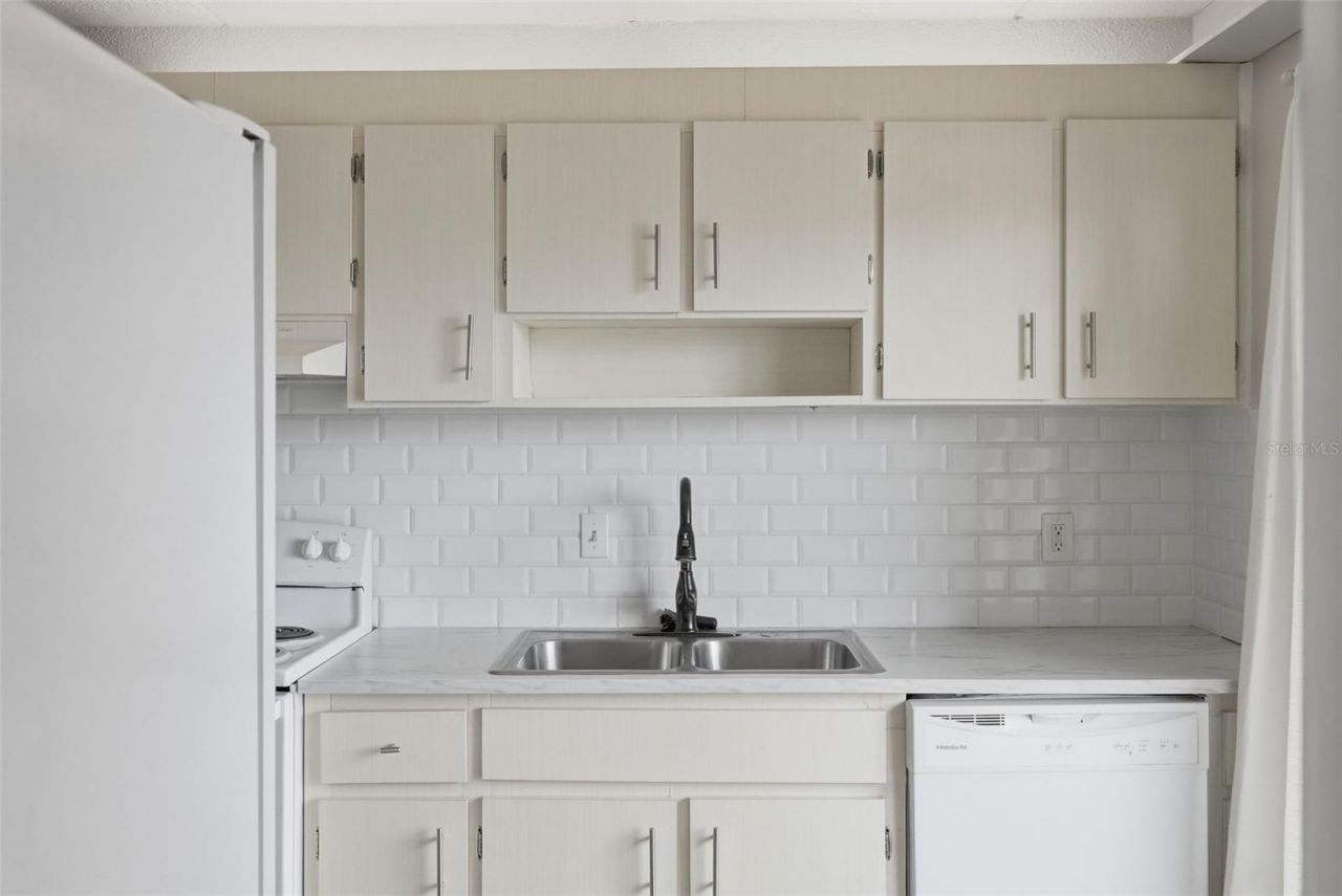 4435 1st Street Ne, Unit 205, Saint Petersburg, FL 33703 Photo