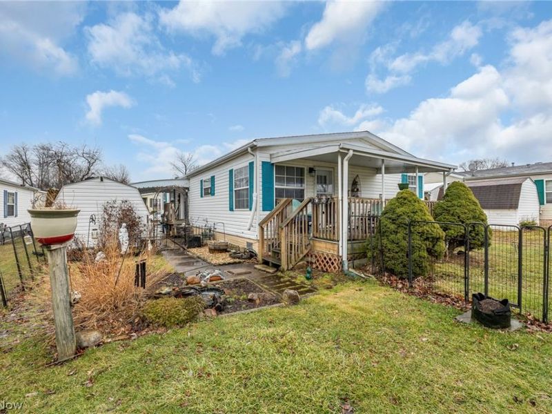 140 Luxor Lane, Amherst, OH 44001 Photo 2