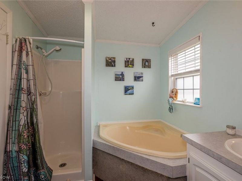 140 Luxor Lane, Amherst, OH 44001 Photo 22