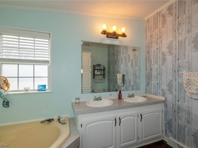 140 Luxor Lane, Amherst, OH 44001 Photo 23