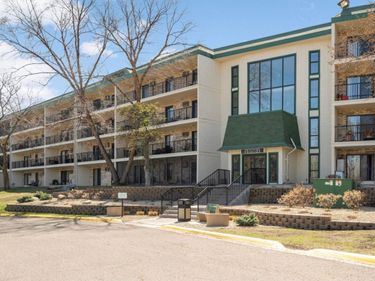 10501 Cedar Lake Rd, Unit 420, Minnetonka, MN 55305