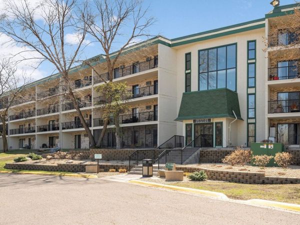 10501 Cedar Lake Rd, Unit 420, Minnetonka, MN 55305