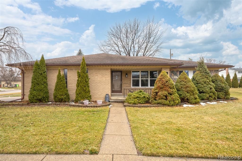 35721 Hilton Drive, Clinton Township, MI 48035 Main Photo