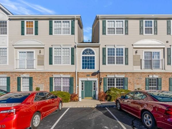 225 Windmill Ct, Lopatcong, NJ 08865