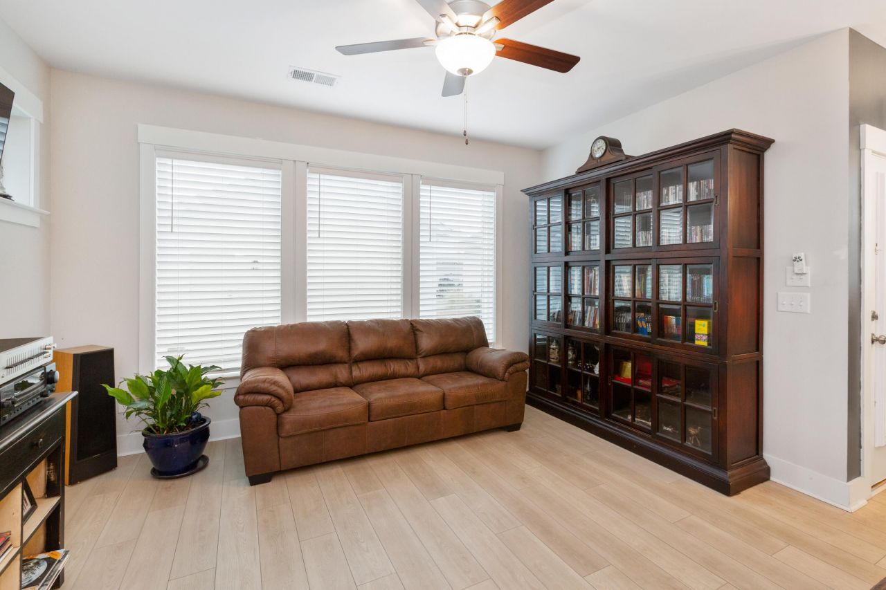 555 Blueway Avenue Photo 10