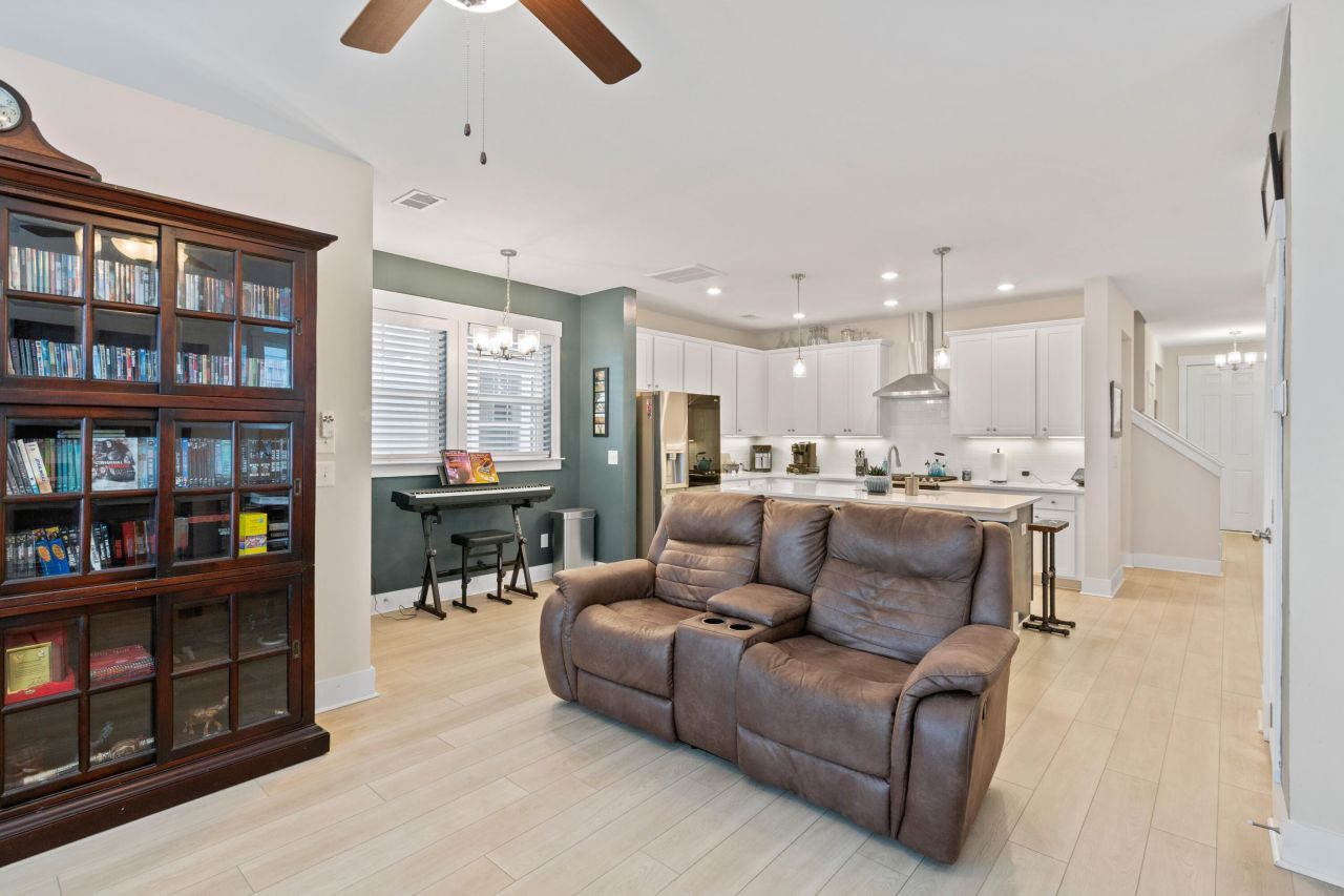 555 Blueway Avenue Photo 11