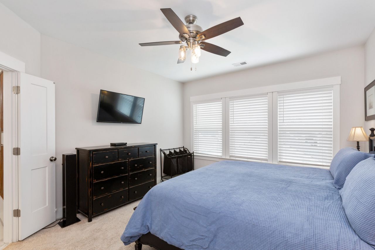 555 Blueway Avenue Photo 16