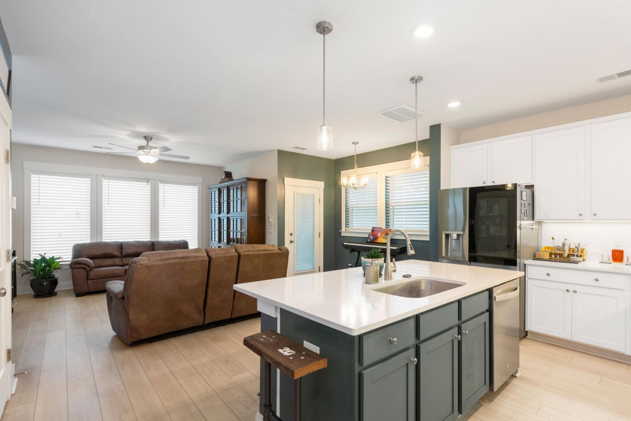 555 Blueway Avenue Photo 4