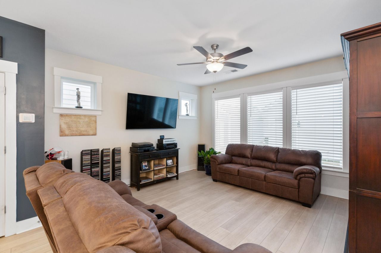 555 Blueway Avenue Photo 9