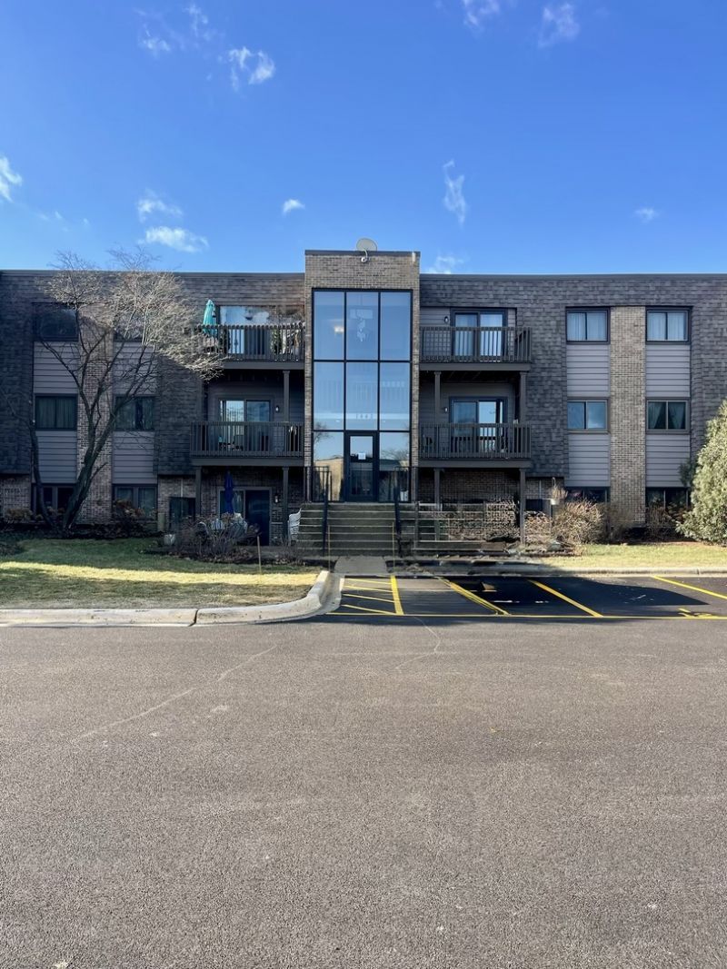 1442 Stonebridge Circle, Unit I8, Wheaton, IL 60189 Main Photo