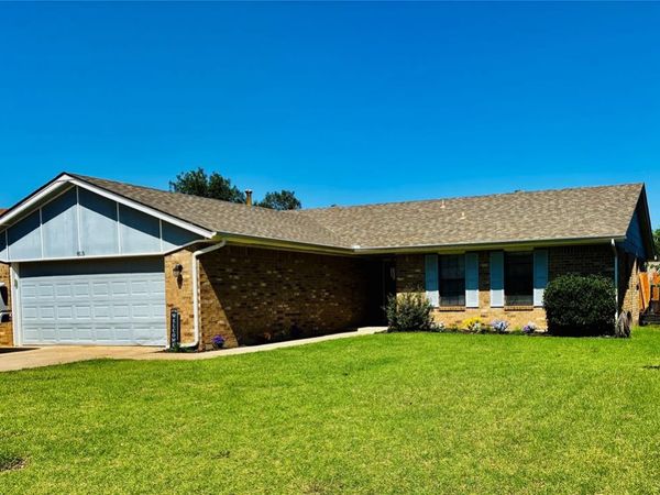 815 Dorchester Drive, Yukon, OK 73099
