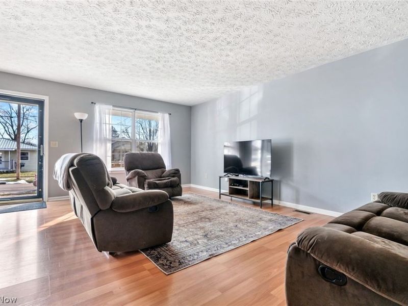 572 Cora Avenue, Akron, OH 44312 Photo 2