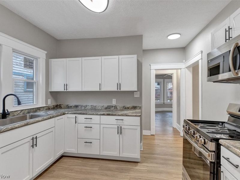 9013 Empire Avenue, Cleveland, OH 44108 Photo 12