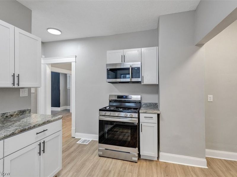 9013 Empire Avenue, Cleveland, OH 44108 Photo 13